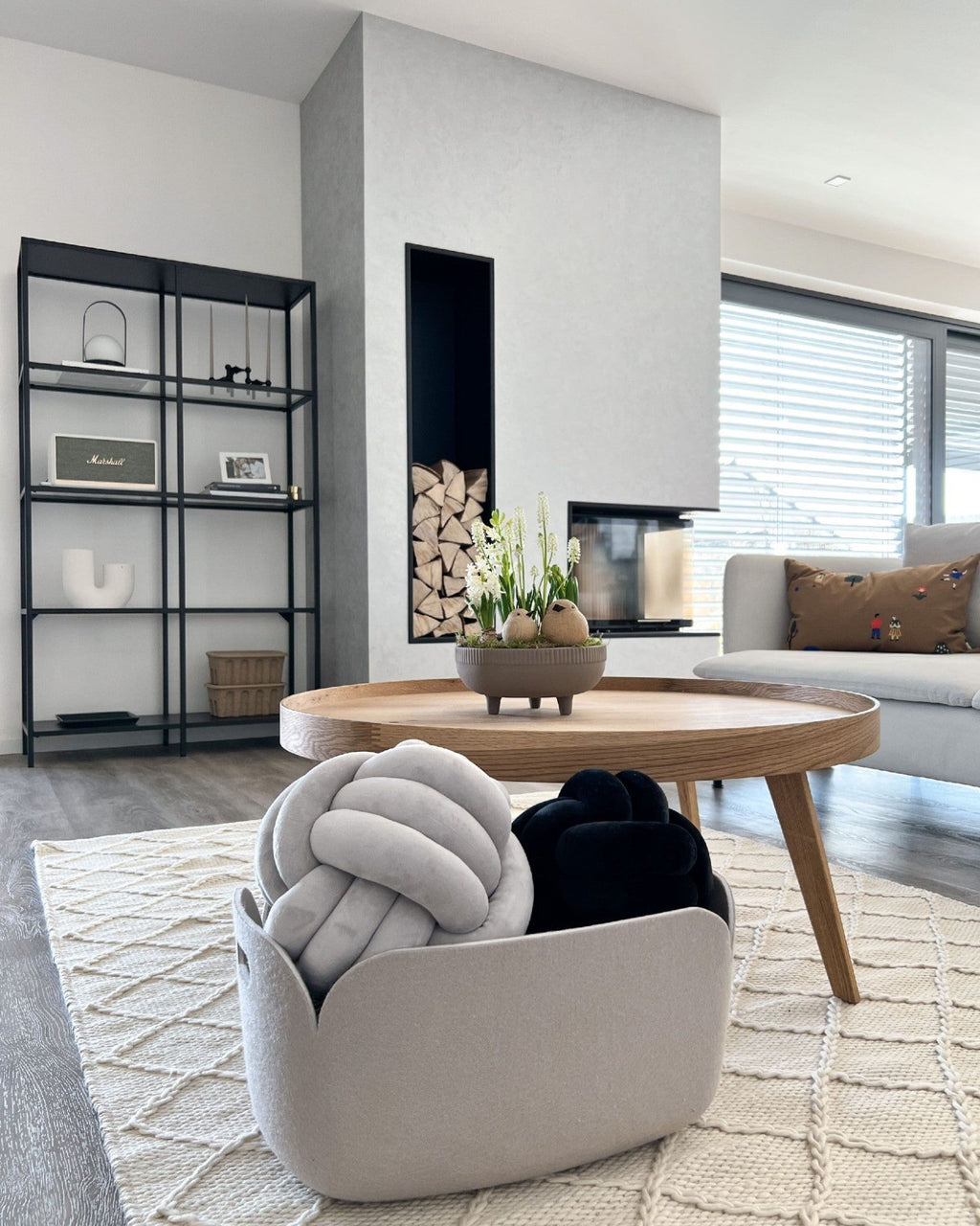 Cojín Decorativo de Terciopelo con Diseño de Nudo - Verde Menta, Gris Claro y Negro-Cushion-Nisero Deco