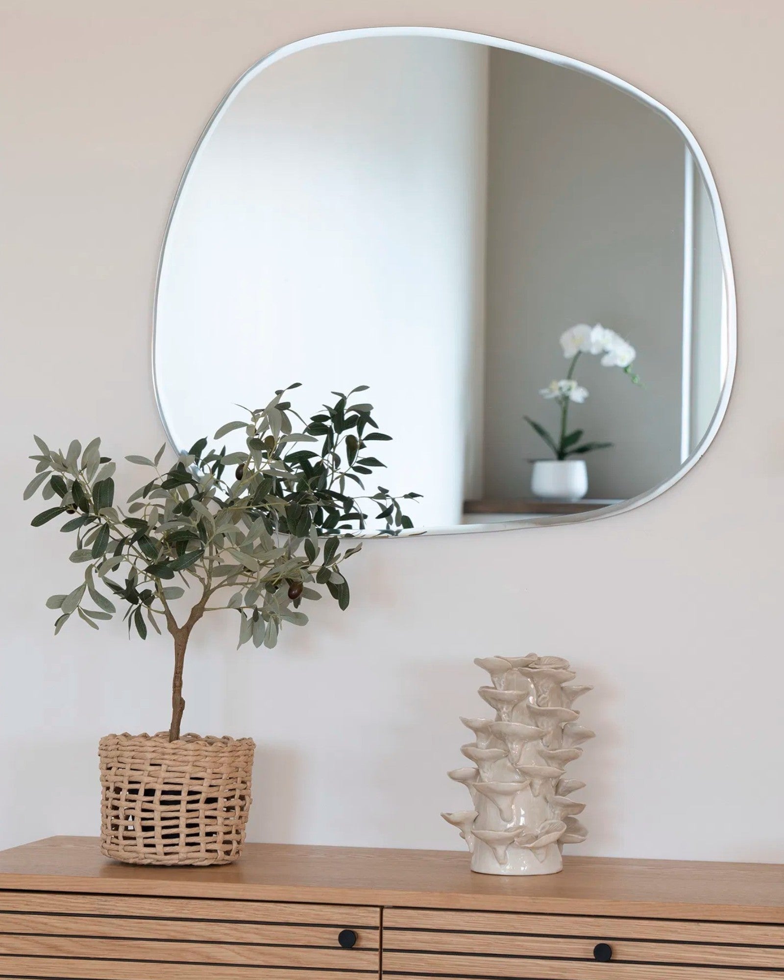 Elegante Accesorio de Cerámica Beige para Decoración del Hogar