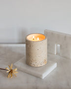 Vela Aromática de Lujo Beige en Travertino Marfil