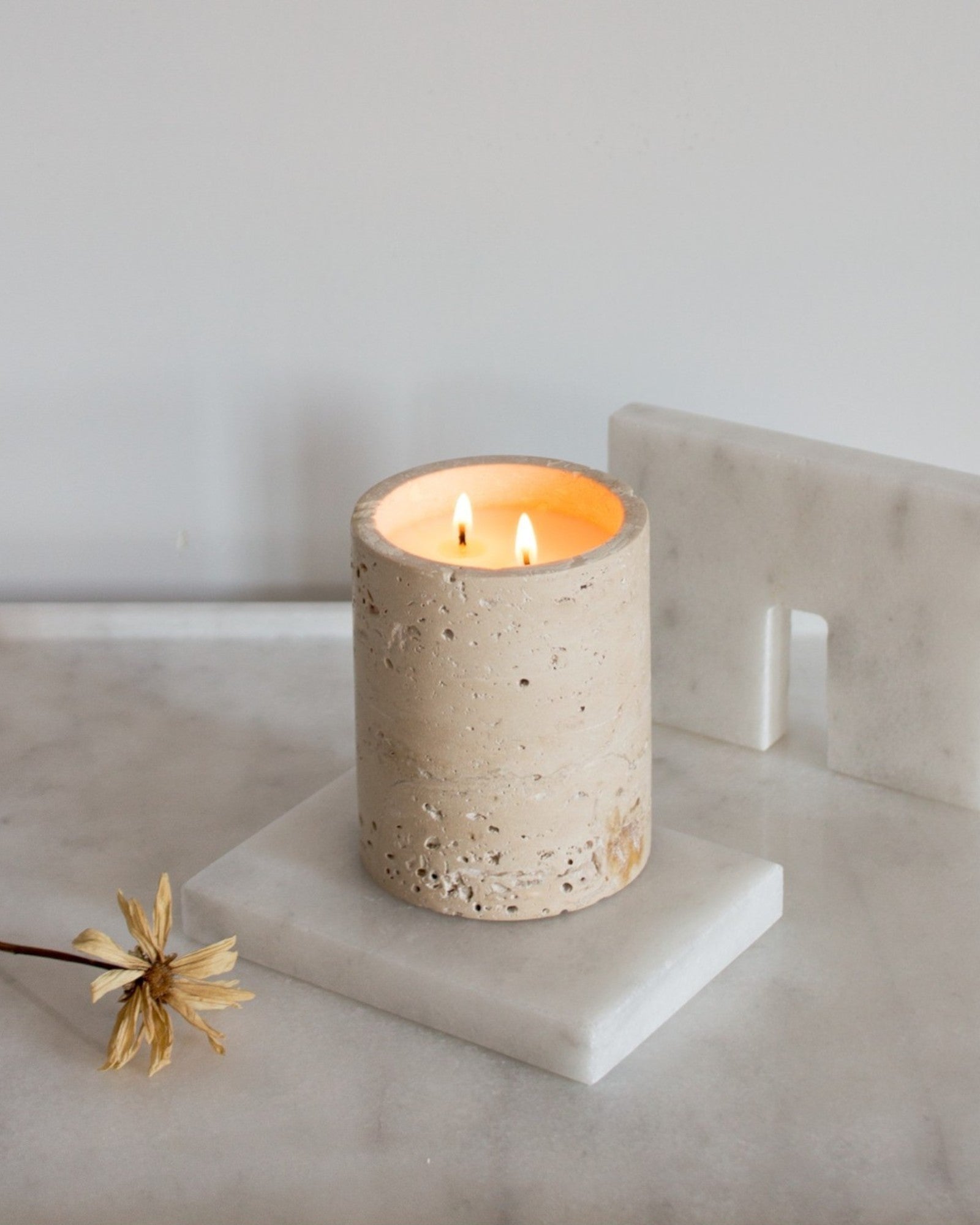 Vela Aromática de Lujo Beige en Travertino Marfil