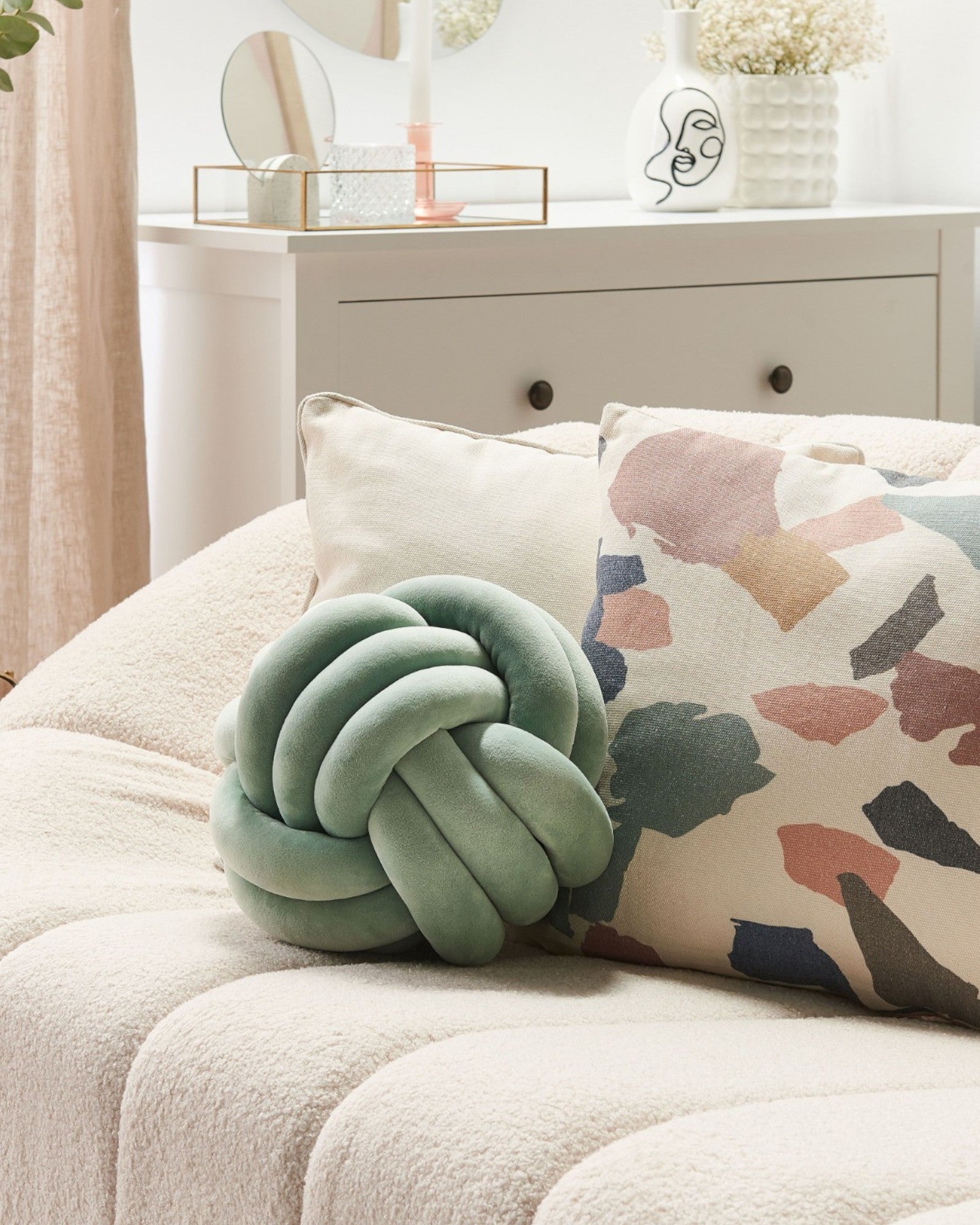 Cojín de Nudo de Terciopelo  – Colores: Verde Menta, Gris Claro y Negro